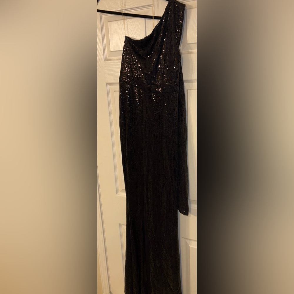Elegant Black Sequin One-Shoulder Dress - Picture 4 of 6